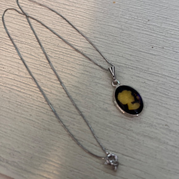 Vintage necklace of woman’s profile - Picture 1 of 1